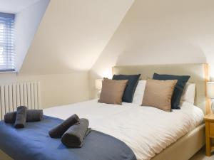 A bed or beds in a room at Station Cottage