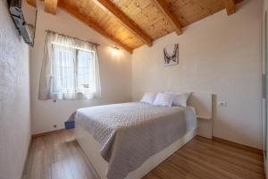 1 dormitorio con cama y ventana en Holiday house Balarini en Vodnjan