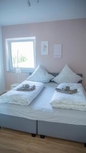 ein großes Bett mit zwei Kissen darüber in der Unterkunft Ferienwohnung Sonnenterrasse, 1-4 Personen, 2 Schlafzimmer, große Terrasse in Müden