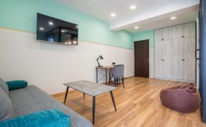 - un salon avec un canapé et une table dans l'établissement Kazbegi MaNa Apartment N 111, à Kazbegi