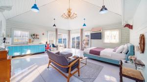 ein Schlafzimmer mit einem Bett und einem Pool darin in der Unterkunft Arasol Pension in Geoje