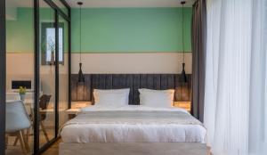 1 dormitorio con 1 cama y escritorio con silla en Kazbegi MaNa Apartment N 111, en Kazbegi