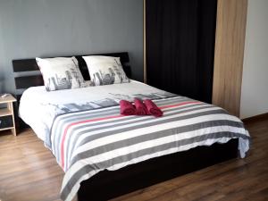 Tempat tidur dalam kamar di Maison proche centre ville et plage