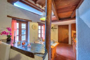 eine Küche mit einem Tisch und einem Waschbecken in einem Zimmer in der Unterkunft Rustico Romantico Brè - Happy Rentals in Lugano