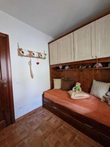 a bedroom with a bed with a wooden headboard at La Libellula apartment (Il tuo Chalet sul colle) in Castel di Sangro