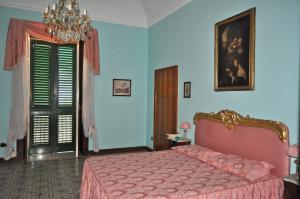 ミラッツォにあるVilla Elizabethのベッドルーム1室(ピンクベッド1台付)