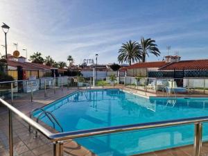 una gran piscina azul en la parte superior de un edificio en Acogedor Bungalow en Playa del Inglés, en Playa del Inglés