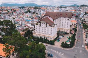 una vista aerea di un edificio in una città di Saigon Dalat Hotel a Da Lat
