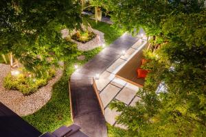 una vista aérea de un jardín con un banco y árboles en Hotel Wizpark Ratchada en Bangkok
