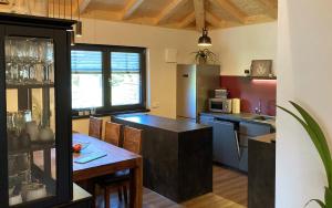 - une cuisine avec une table et un comptoir dans l'établissement TS Apartments, à Traunstein