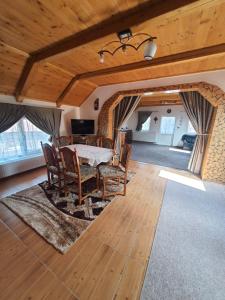 a dining room with a table and chairs in a room at Casa Meli in Borsa