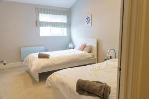 Un pat sau paturi într-o cameră la Stunning New 2 Bed Flat - 6 August House
