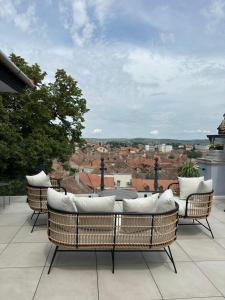 patio con tavolo e sedie sul tetto di MAGISTER seven a Sibiu
