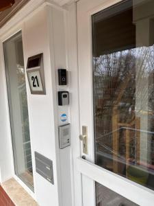 een deur met een raam met een blinde erop bij 4 Zimmer 11 Personen Wohnung Garten Terrasse Grill 2 Badezimmer in Wuppertal