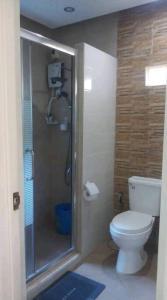een badkamer met een toilet en een glazen douche bij D New Cabina 