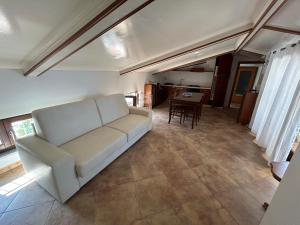 a living room with a white couch and a table at Da Nonna Nina Casa Vacanza in Acciaroli