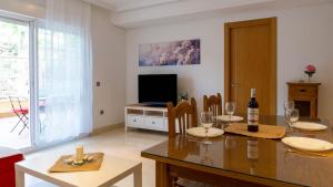 een eetkamer met een tafel en een televisie bij Viborilla Apartment Malaga in Málaga