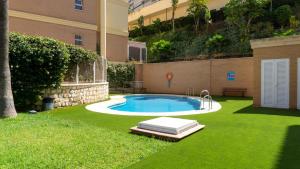 - une piscine dans une cour à côté d'un bâtiment dans l'établissement Viborilla Apartment Malaga, à Malaga