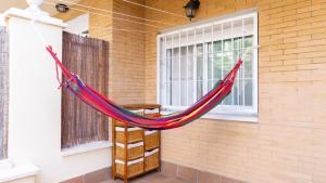 - un hamac suspendu sur le côté de la maison dans l'établissement Viborilla Apartment Malaga, à Malaga