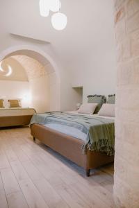 een slaapkamer met een groot bed in een kamer bij Il Trullo delle Due Lune in Noci