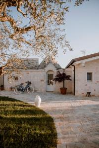 a house with a bike parked in front of it at Il Trullo delle Due Lune in Noci