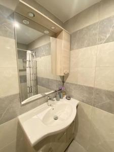 bagno con lavandino bianco e specchio di ΑΝΩΙ-Anoi rhodes a Città di Rodi