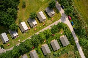 een caravan met uitzicht over een park bij Glamping Limburg in Oostrum