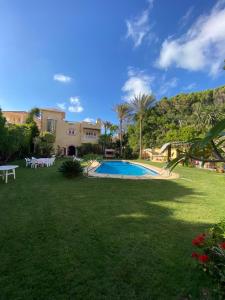 a large yard with a swimming pool and a house at EL Fouly Villa with beach front فيلا لمة العيله الفولي - سيدي كرير in Abû Zeira
