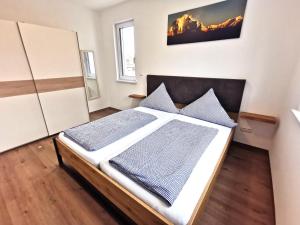 a bedroom with a bed in a room at Ferienwohnungen Alpenliebe & Auszeit in Sonthofen
