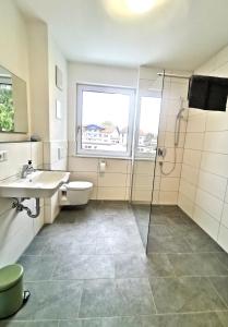 W łazience znajduje się umywalka, toaleta i prysznic. w obiekcie Ferienwohnungen Alpenliebe & Auszeit w mieście Sonthofen