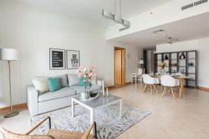 sala de estar con sofá y mesa en Frank Porter - Marina Terrace, en Dubái
