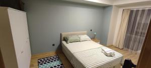 un dormitorio con una cama y una ventana en tips for istanbul, en Estambul 39 fotos más