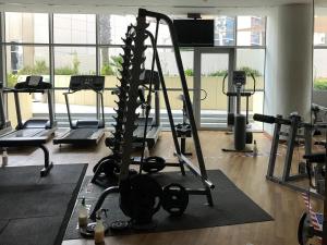 un gimnasio con máquinas de correr y un esqueleto de dinosaurio en Frank Porter - Marina Terrace, en Dubái