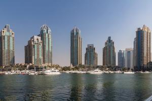 - Vistas a una ciudad con barcos en el agua en Frank Porter - Marina Terrace, en Dubái