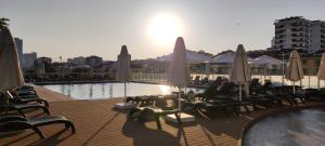 Una piscina con sillas y sombrillas al lado de un edificio. en tips for istanbul, en Estambul