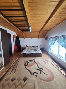 a bedroom with a bed and a rug on the floor at Casa Meli in Borsa