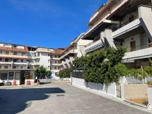 una calle vacía en una ciudad con edificios en Brain Apartment Scalea - Parco Edil Blu en Scalea