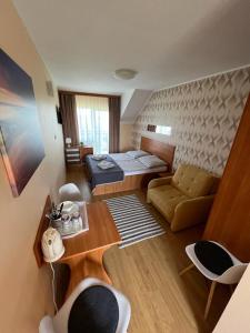 ブワディスワボボにあるWilla Balticusのベッドルーム1室(ベッド1台付)、リビングルーム(ソファ付)