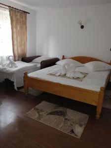 Un pat sau paturi într-o cameră la Cabana Diana&Larisa