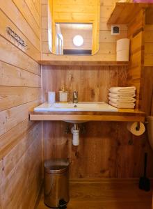baño con lavabo en una cabaña de madera en Ośrodek Wypoczynkowy Helkamp, en Hel