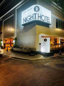 Una toma nocturna de un hotel nocturno por la noche en Night Hotel Bangkok - Sukhumvit 15 en Bangkok