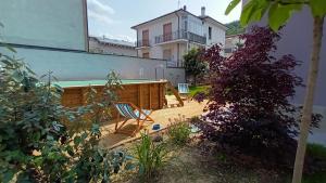 une arrière-cour avec une piscine et une chaise dans l'établissement Casa Piero - villetta con piscina ad Alba, Langhe, à Alba