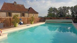 una gran piscina frente a una casa en Gîte Périgord Rocamadour Sarlat Gourdon naturiste de juin à sept, en Salviac