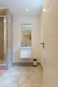 a bathroom with a sink and a toilet and a mirror at Gorgeous New 2 Bed Flat - 2 August House in London