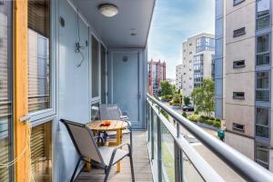 - un balcon avec une table et des chaises dans un bâtiment dans l'établissement Lovely 2 BR apartment with balcony, à Dublin