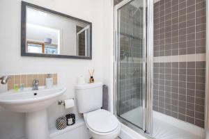 uma casa de banho com um WC, um lavatório e um chuveiro em Lovely 2 BR apartment with balcony em Dublin
