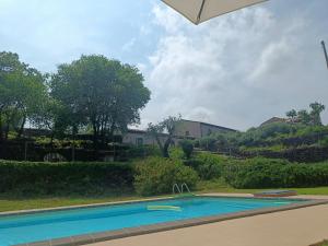 una piscina en medio de un patio en Il Tanaceto, en Castiglione di Sicilia