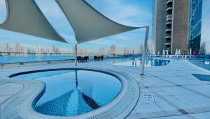 Bazén v ubytování Corniche Hotel Sharjah nebo v jeho okolí