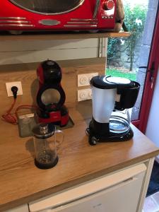 eine Küchentheke mit Kaffeemaschine und Mixer in der Unterkunft Maison à la campagne Les Oliviers in La Bruffière