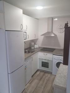 una cucina con frigorifero bianco e lavandino di Apto Superconfortable en Fuengirola a Fuengirola
